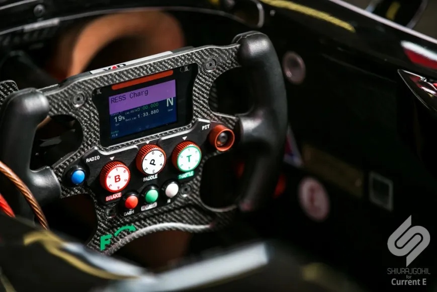 formula-e-donington-park-public-test-day-five-steering-wheel-charging-screen-869x580